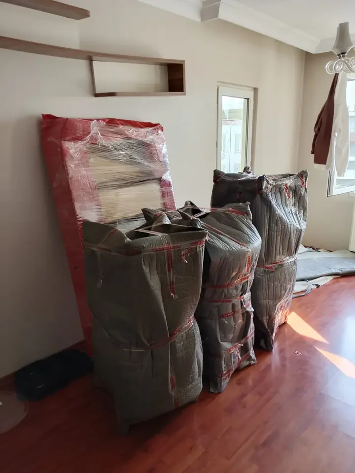 Yeni evde paketli eşyalar