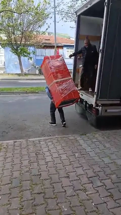 Paketli koltuğun kamyona yüklenmesi