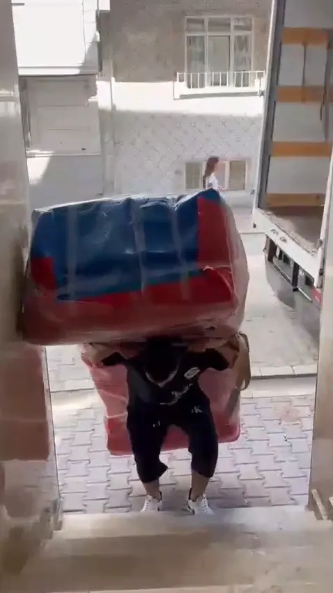 Paketli eşyanın merdivenden taşınması